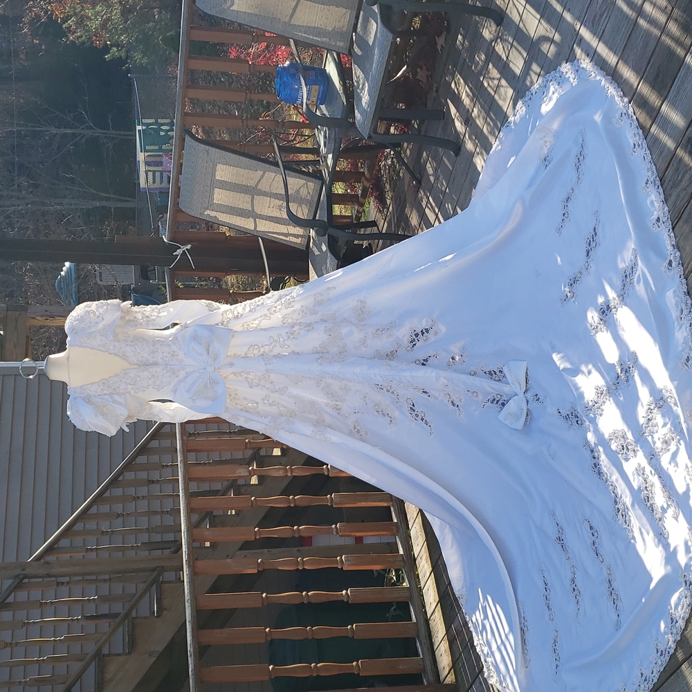 HOST PICK. Altered Size 10 Vintage Mori Lee Wedding Dress. Ready to wear. - Picture 9 of 14